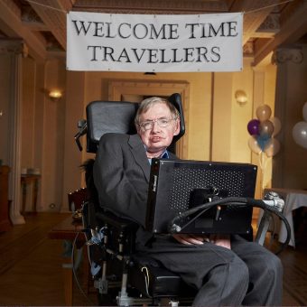 Şampanya, Balonlar ve Evrensel Bir Sessizlik: Stephen Hawking’in “Zaman Yolcuları Partisi” Aslında Neydi?
